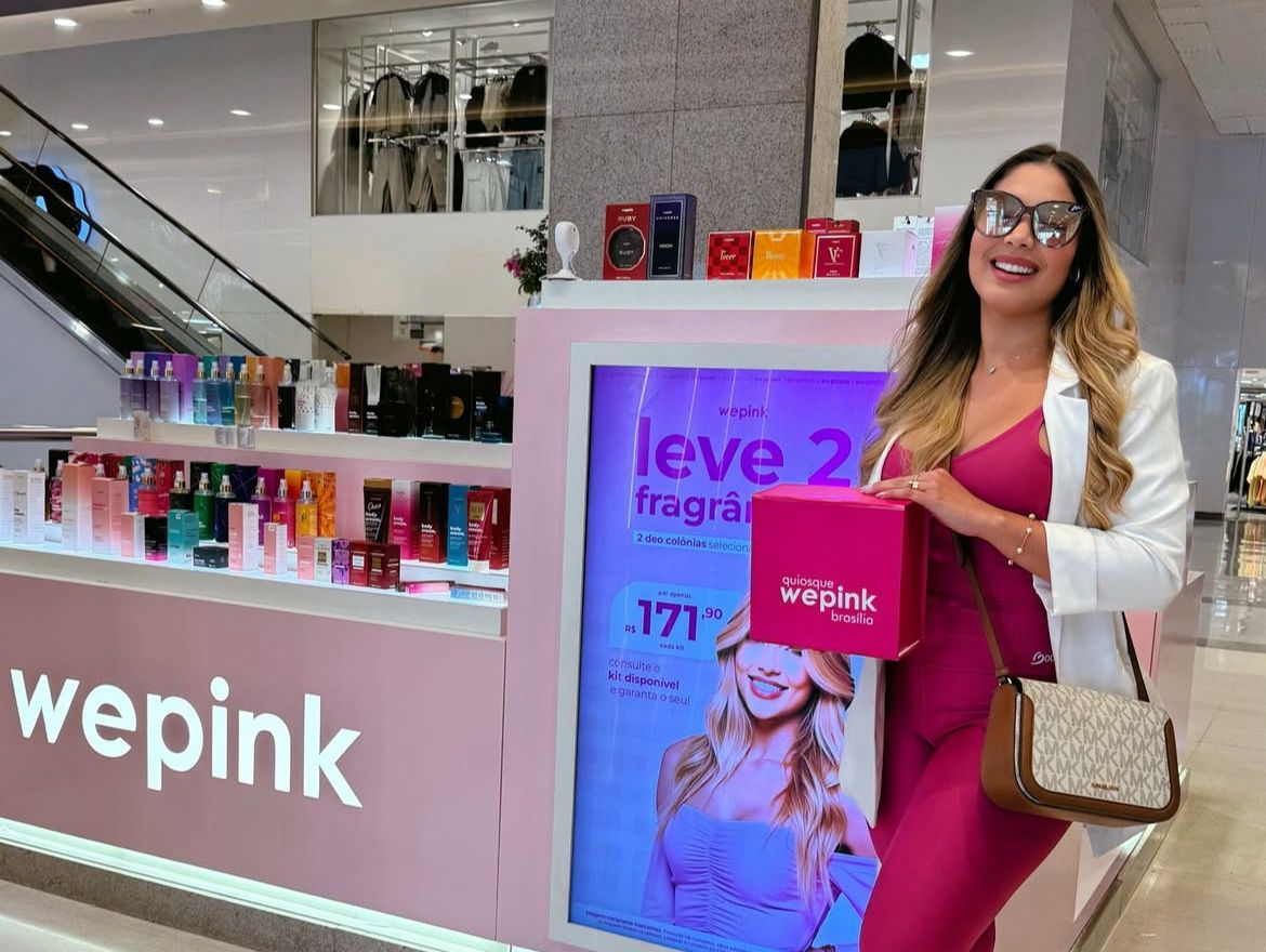Mulher na loja Wepink com sacola rosa