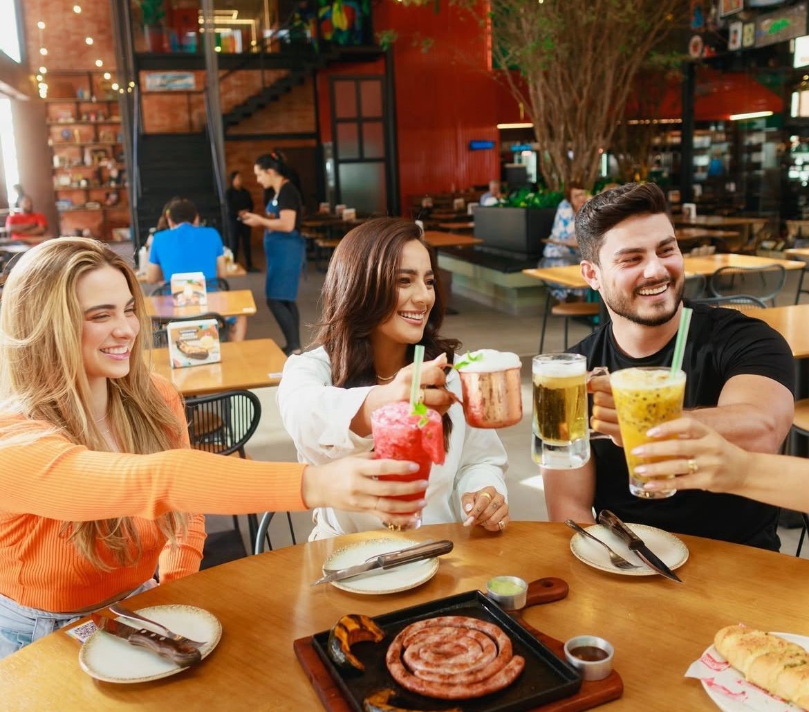 Amigos brindando em restaurante